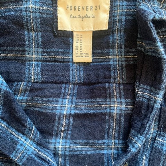 •• Navy loose fitted Plaid flannel•• - Picture 3 of 3